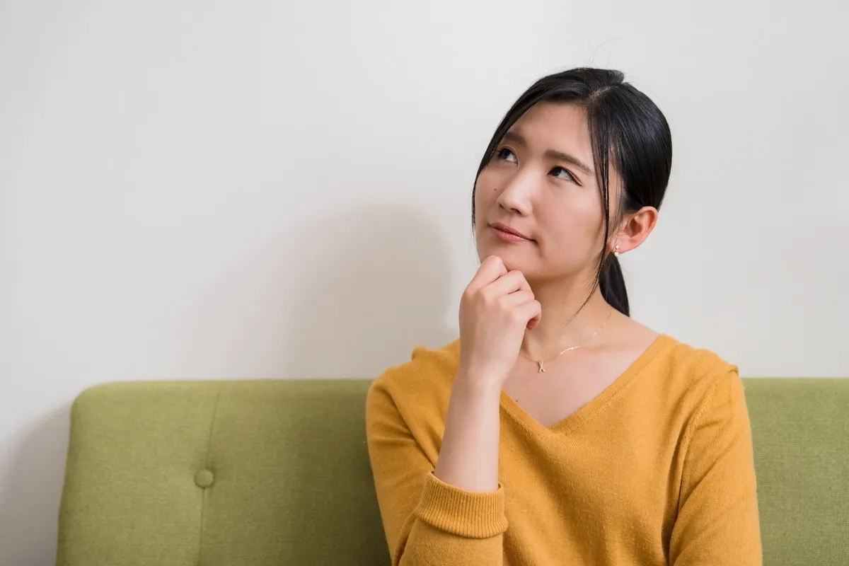 一位歪头思考的女性