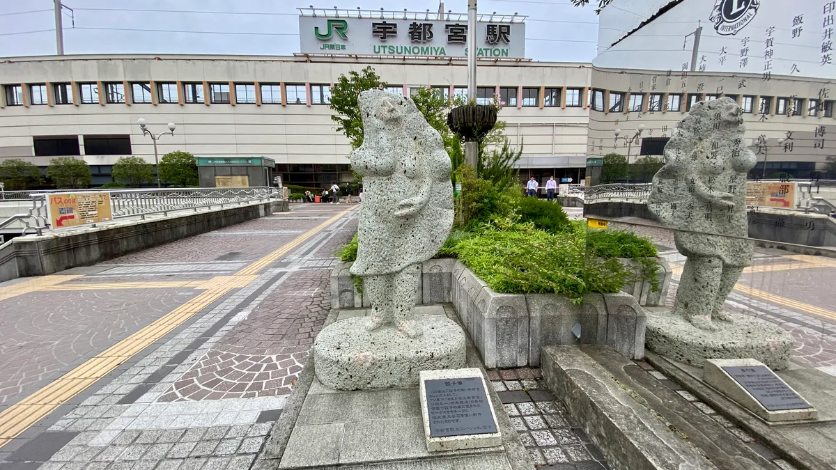 宇都宫站和饺子雕像