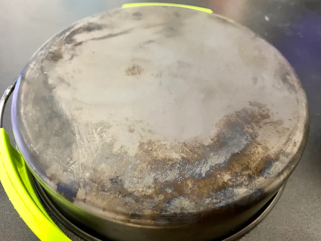 锅被烟灰弄脏了