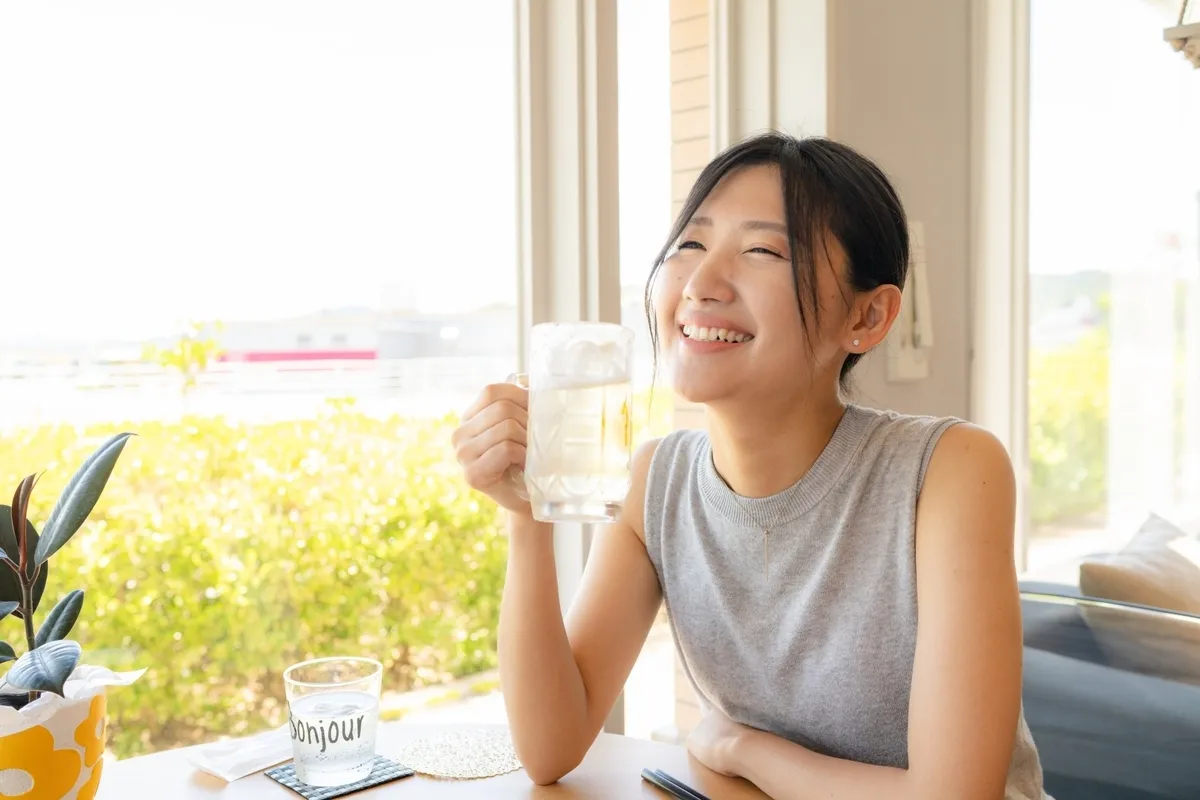 女性享用苏打威士忌