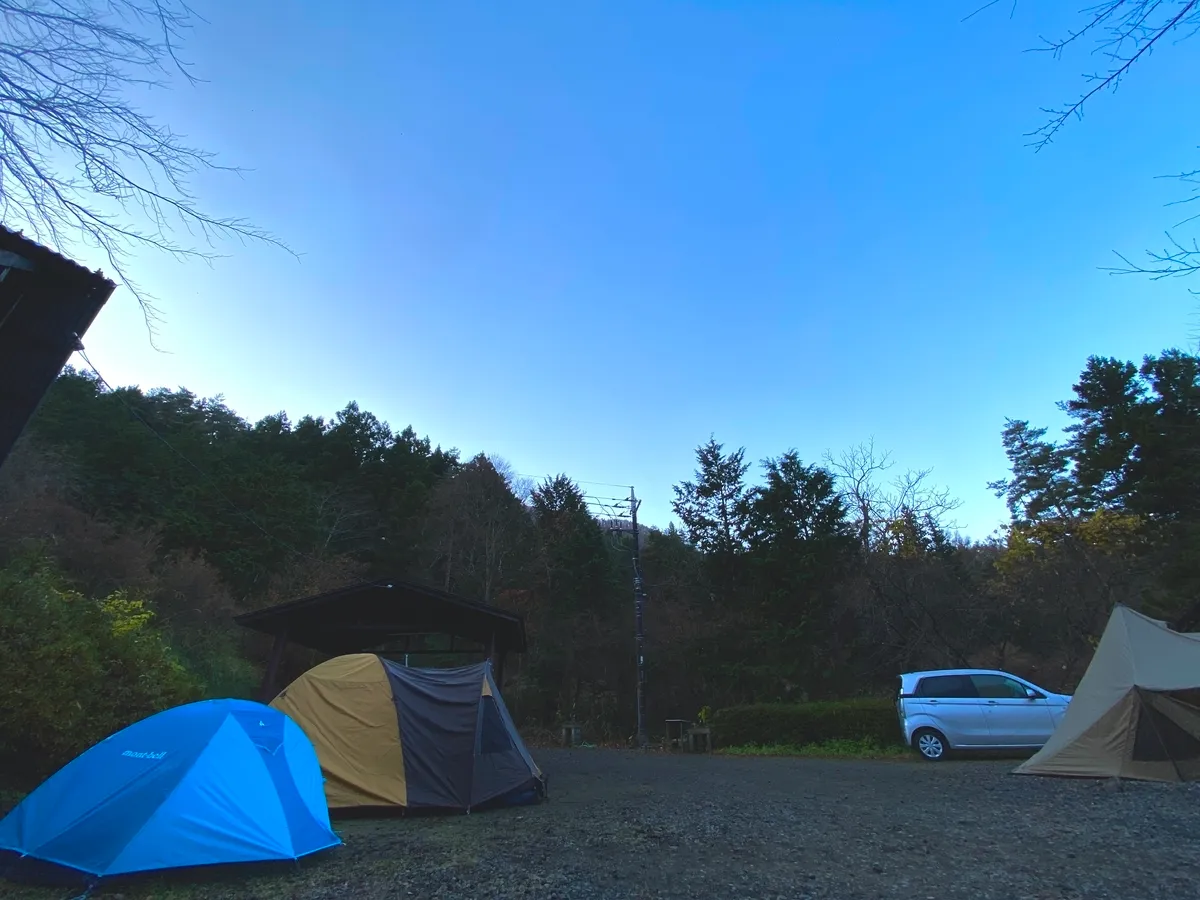 黎明前的露营地