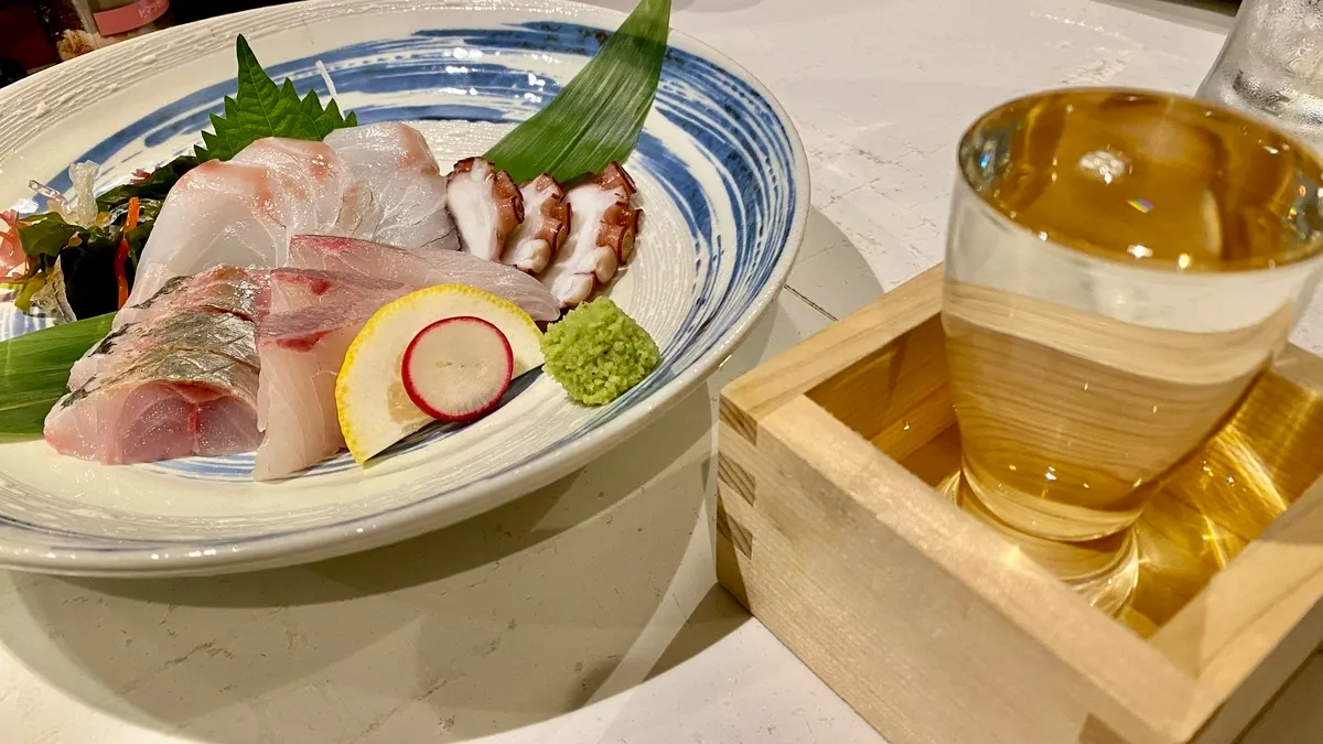 生鱼片拼盘和日本清酒