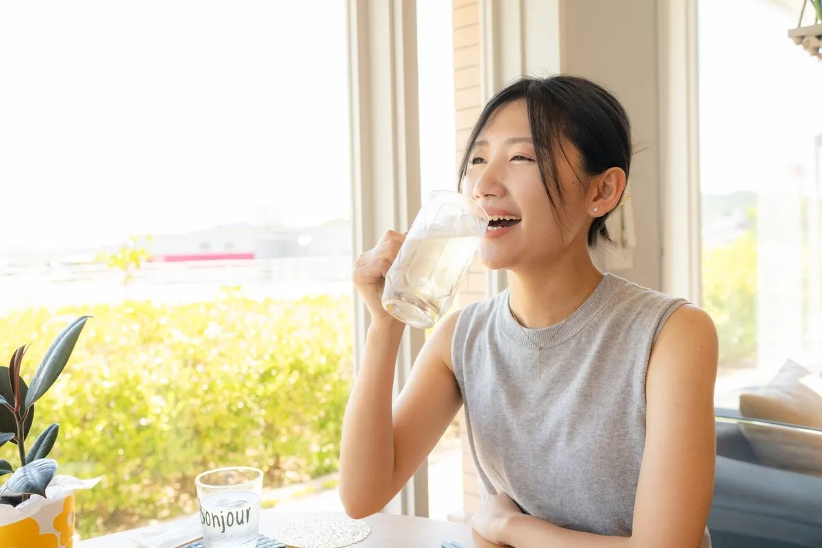 女性享用威士忌苏打