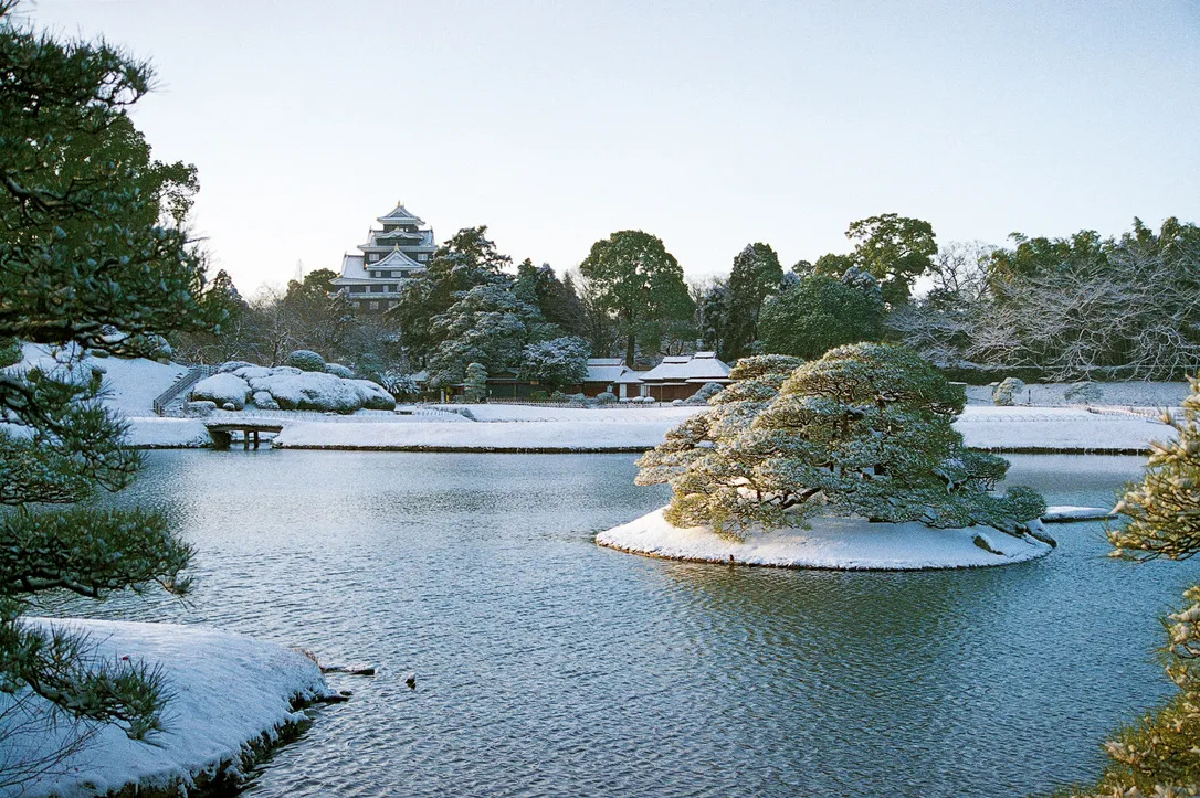 雪景与庭园和冈山城