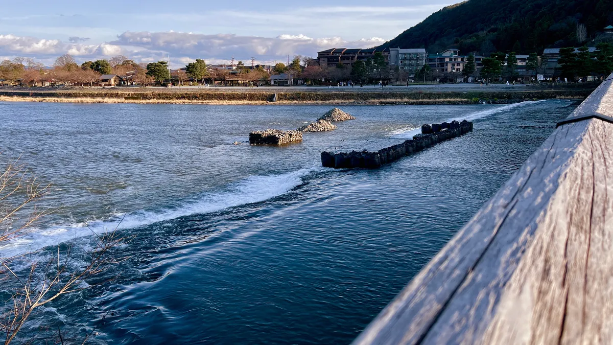 从桥上看桂川的流水