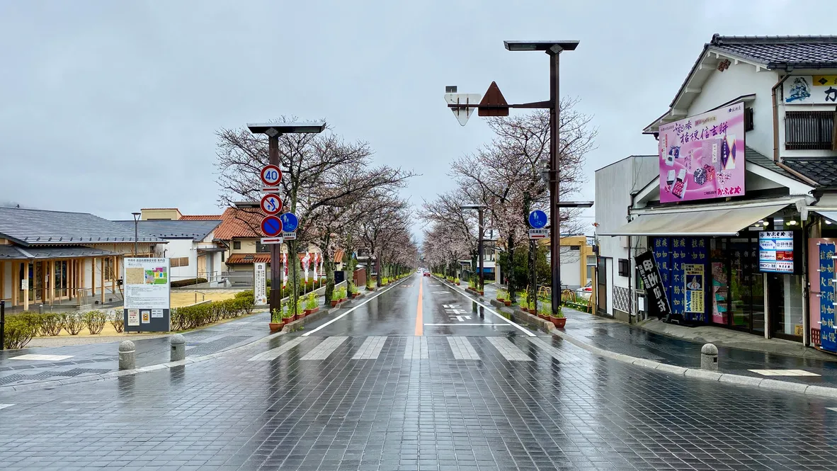 武田神社前的街道