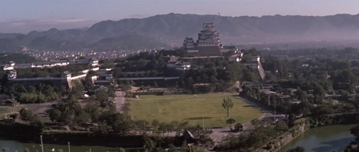 邦德乘坐直升机降落在姬路城的场景