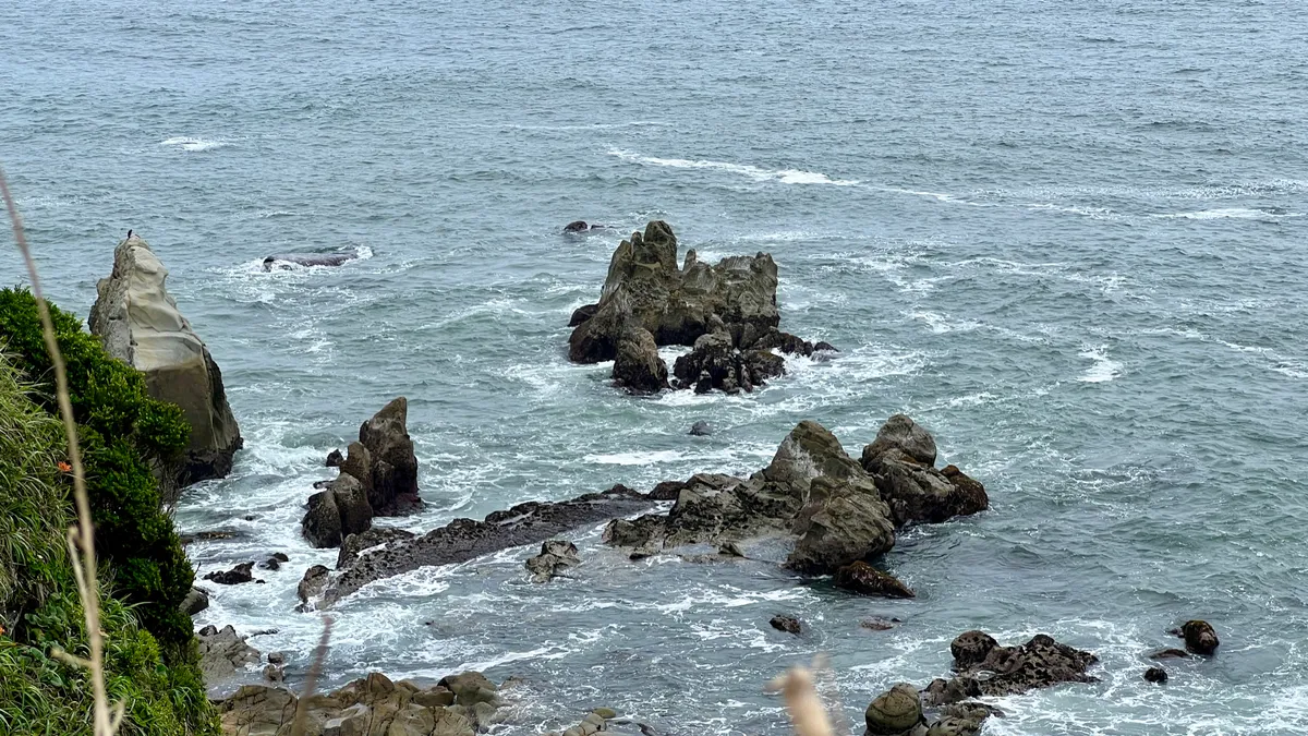 险峻岩石的波浪的场所