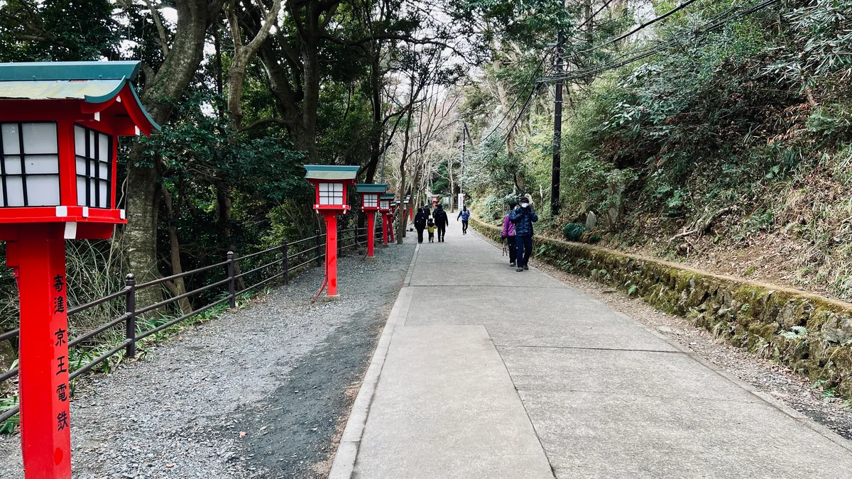 红色灯笼和步道